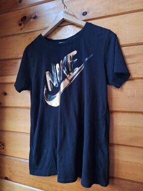 🏃‍♂️Nike Black Tee with Metallic Rose Gold Logo Sz M